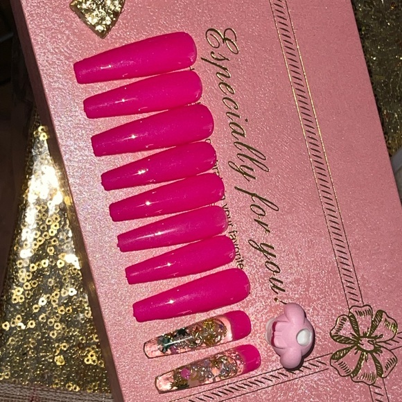 Press on nail ready to go ❤️ - Picture 8 of 9